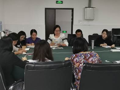 说明:F:\00 人工智能与大数据学院\106 党建\人工智能系党支部\201909\4 宣传稿\教师党员带领大家学习.jpg