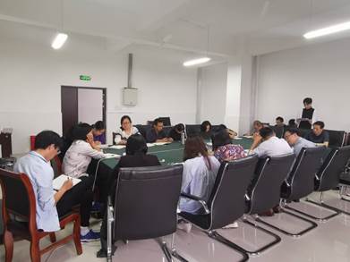 说明:F:\00 人工智能与大数据学院\106 党建\人工智能系党支部\201909\4 宣传稿\学生党员带领大家学习.jpg